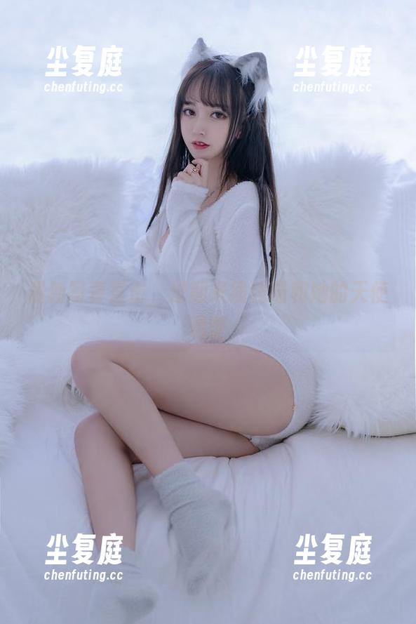 最新写真直击，过期米线线喵和她的天使造型