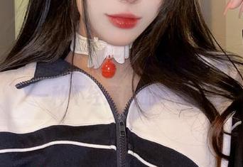 艾米莉亚在阿九从不咕咕的镜头下，分享一种不经意间的美感。
