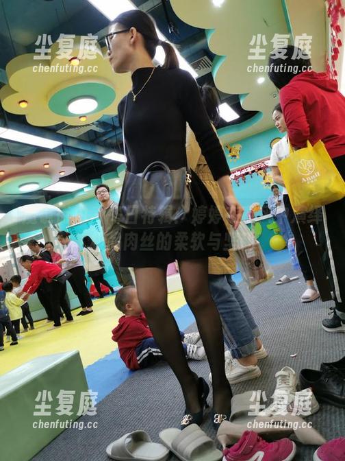 魔镜街拍 - 冬日特辑：婷婷在寒风中演绎极品肉丝的柔软与坚韧