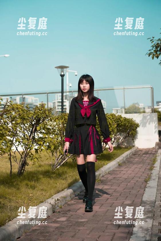 魔镜街拍 - 销售主管婷婷无敌上班法则：美图+粉裙=业绩飙升